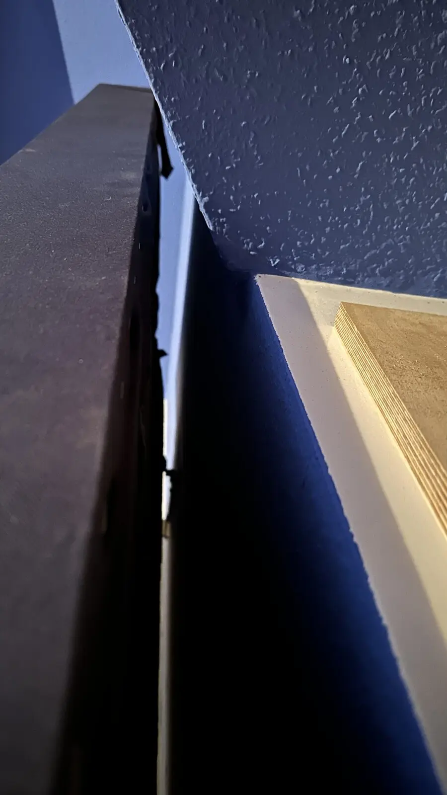 Edge of a black absorber with a gap to the wall behind it