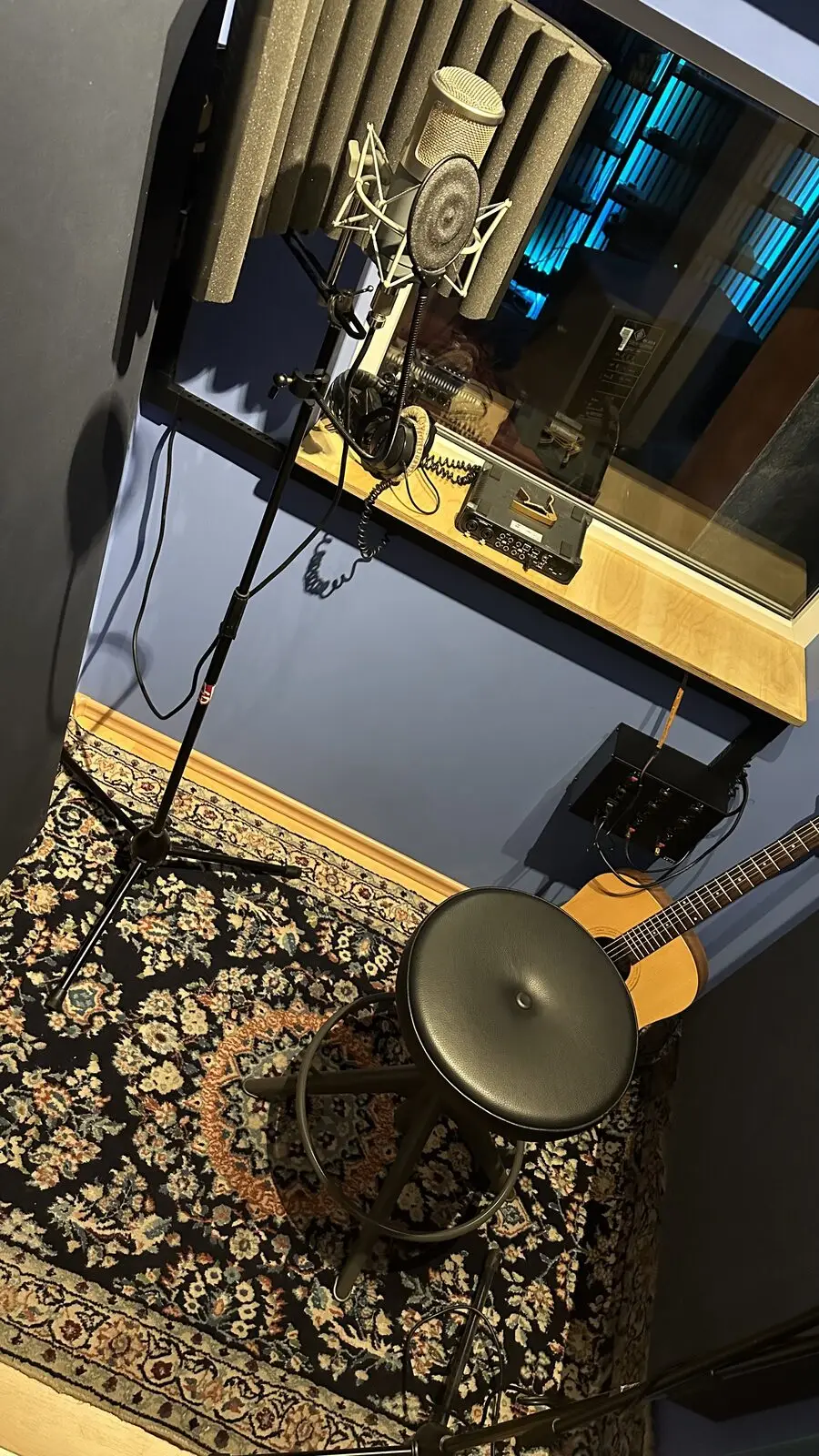 A microphone seen from above over a patterned rug